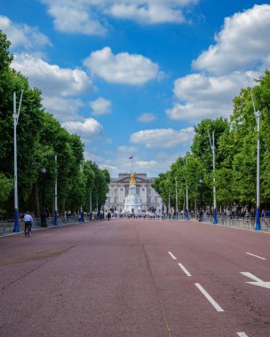 London - 07 08 2022: View of The Mall with the Queen Victoria Memorial and Buckingham Palace in the background.