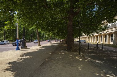 Londra - 07 08 2022: Alışveriş Merkezi ve Carlton Evi