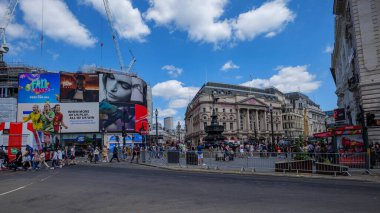 Londra - 07 08 2022: Piccadilly Circus ve Shaftesbury Memorial Fountain manzarası, arka planda muazzam ışıklandırılmış paneller.
