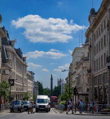 Londra - 07 08 2022: İnsanlar Regent Caddesi Saint James 's' i geçiyor