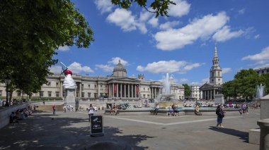 Londra - 07 08 2022: Trafalgar Meydanı, Ulusal Galeri ve St. Martin Tarlalarda Kilisesi