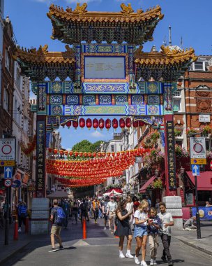 Londra - 07 08 2022: Çin Mahallesi giriş kapısı