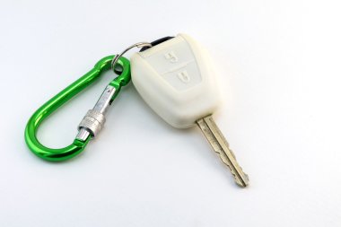 araba anahtarı beyaz arkaplanda izole edildi.