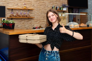 Ciddi bir kız masada oturmuş derinden sorunlarını ve aile kavgalarını düşünüyor..