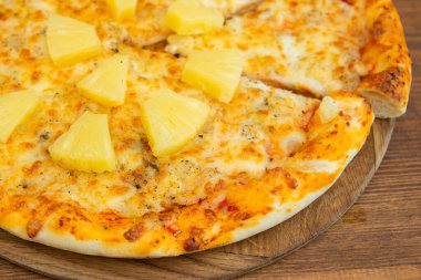 Hawaii pizzası. Ananaslı, peynirli ve tavuklu pizza. Yakın plan.