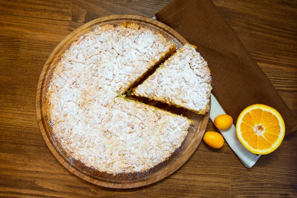 Üzerine pudra şekeri serpiştirilmiş kek, üst manzara. Ev yapımı pişirme konsepti