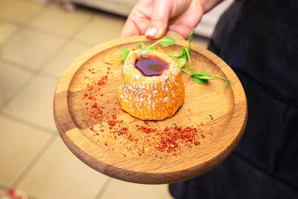 Şarap ve peynirin mükemmel kombinasyonları, ahşap bir kalasta mavi peynir ve şarap.