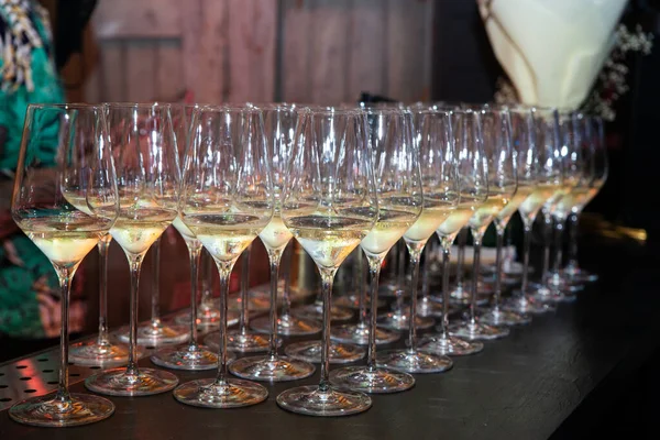 Beyaz şarap için bir bardak. Bir sürü Cam Şarap Sepeti. Yakın plan.