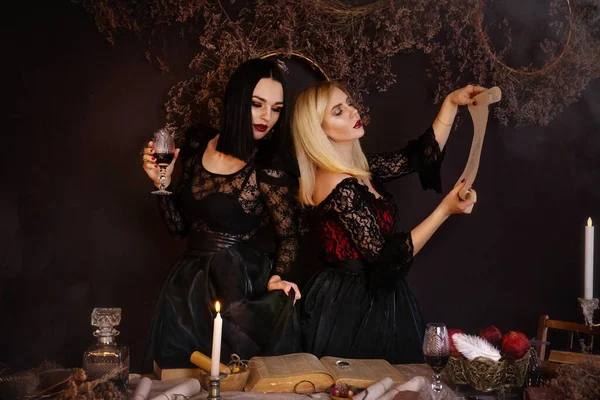 Cadı! Sihirli bir mağarada muhteşem kötü cadılar. Sihir. Hikaye. Cadılar Bayramı.