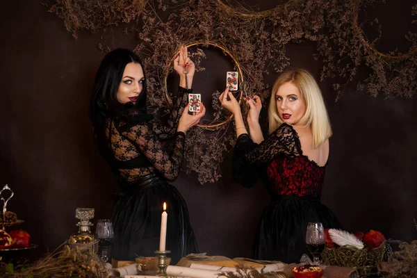 Magia Halloween Piękne Dwie Młode Czarownice Pięknych Sukienkach Uprawiają Magię — Zdjęcie stockowe