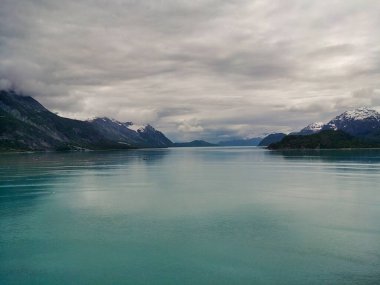Alaska 'daki dağların ve fiyortların görüntüsü