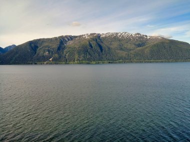 Alaska 'daki dağların ve fiyortların görüntüsü