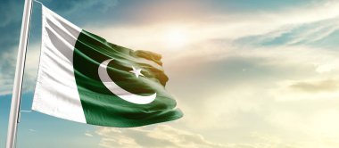 Pakistan ulusal bayrağı güzel bulutlarda dalgalanıyor.