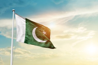 Pakistan bayrağı güzel bulutlarda dalgalanıyor.