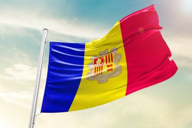 Andorra ulusal bayrağı güzel bulutlarda dalgalanıyor..