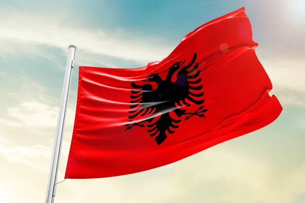 Bandiera Nazionale Albanese Sventola Splendide Nuvole — Foto Stock
