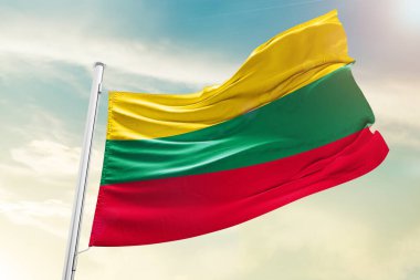 Litvanya ulusal bayrağı güzel bulutlarda dalgalanıyor.