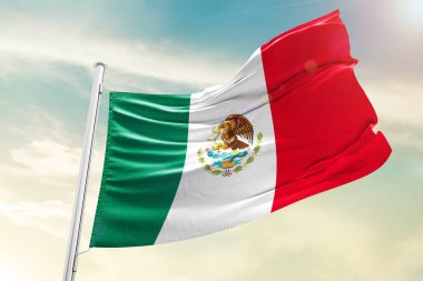 Güzel bulutlarda dalgalanan Meksika ulusal bayrağı.