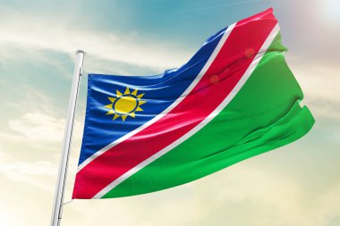 Namibya ulusal bayrağı güzel bulutlarda dalgalanıyor.