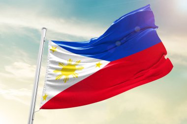 Filipinler ulusal bayrağı güzel bulutlarda dalgalanıyor.