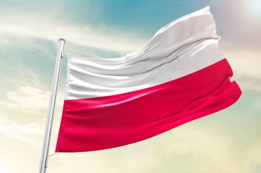 Polonya ulusal bayrağı güzel bulutlarda dalgalanıyor.