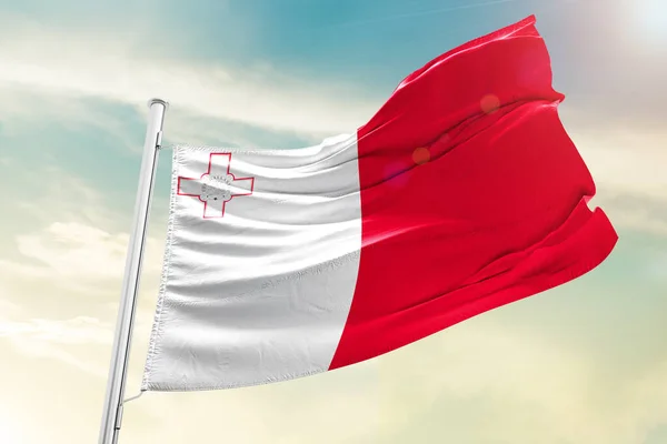 Malta Nationale Vlag Zwaaiend Prachtige Wolken — Stockfoto