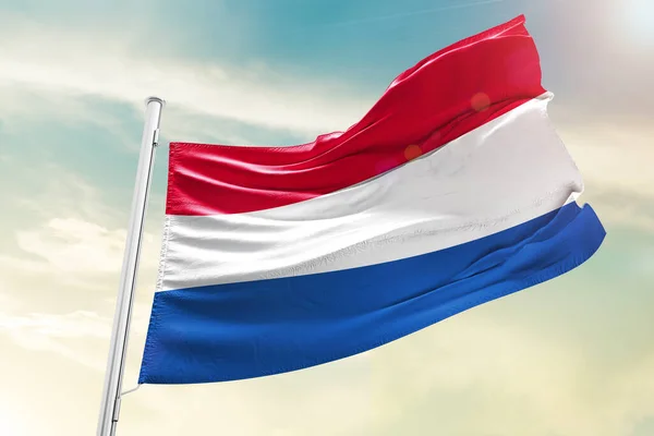 荷兰国旗在美丽的云彩中飘扬 — 图库照片