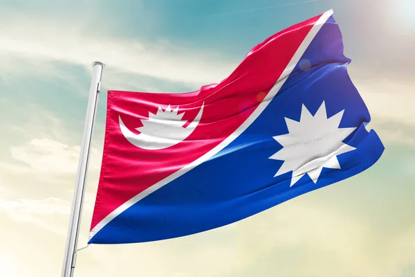 Nepal Ulusal Bayrağı Güzel Bulutlarda Dalgalanıyor — Stok fotoğraf