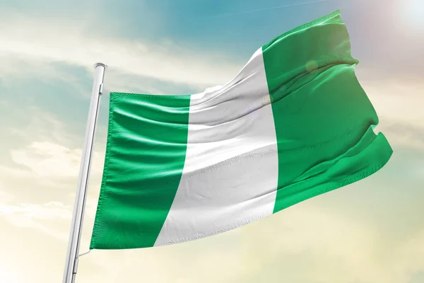 Nigéria Bandeira Nacional Acenando Belas Nuvens — Fotografia de Stock
