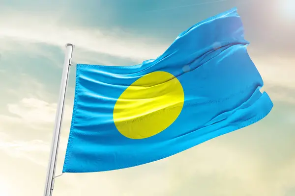 Palau Ulusal Bayrağı Güzel Bulutlarda Dalgalanıyor — Stok fotoğraf