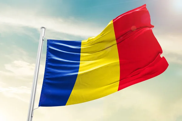 罗马尼亚国旗在美丽的云彩中飘扬 — 图库照片