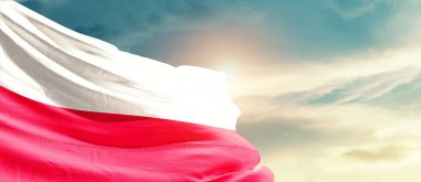 Polonya ulusal bayrağı güzel bulutlarda dalgalanıyor.