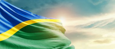 Solomon Adaları ulusal bayrağı güzel bulutlarda dalgalanıyor.