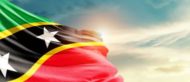 Saint Kitts ve Nevis ulusal bayrağı güzel bulutlarda dalgalanıyor..