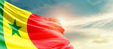 Senegal ulusal bayrağı güzel bulutlarda dalgalanıyor..