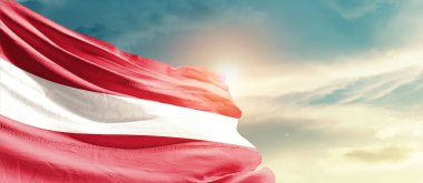 Letonya ulusal bayrağı güzel bulutlarda dalgalanıyor.