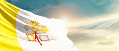 Vatikan ulusal bayrağı güzel bulutlarda dalgalanıyor.