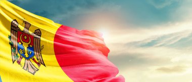 Moldova ulusal bayrağı güzel bulutlarda dalgalanıyor.