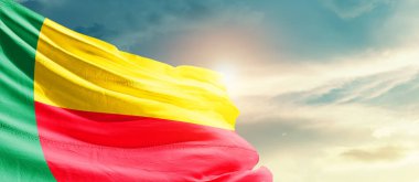 Benin ulusal bayrağı güzel bulutlarda dalgalanıyor.