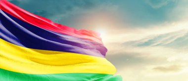 Mauritius ulusal bayrağı güzel bulutlarda dalgalanıyor..