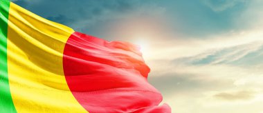 Güzel bulutlarda dalgalanan Mali ulusal bayrağı.