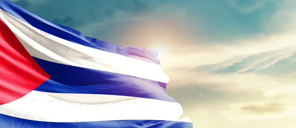 Flaga Kuby Machająca Pięknymi Chmurami — Zdjęcie stockowe