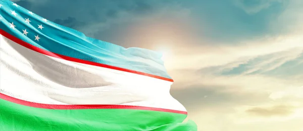 Державний Прапор Узбекистану Розмахує Красивими Хмарами — стокове фото