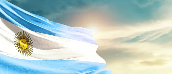 美しい雲に揺れるアルゼンチン国旗 — ストック写真