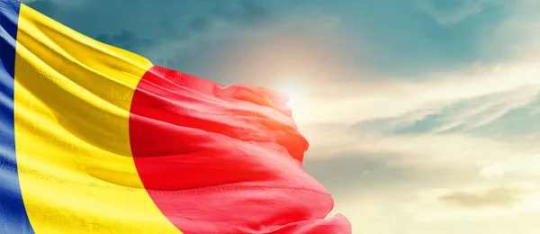 ルーマニア国旗が美しい雲になびく — ストック写真