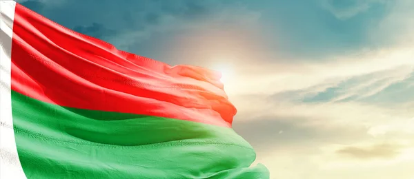 Національний Прапор Мадагаскару Розмахує Красивими Хмарами — стокове фото