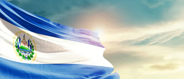 Salvador Ulusal Bayrağı Güzel Bulutlarda Dalgalanıyor — Stok fotoğraf