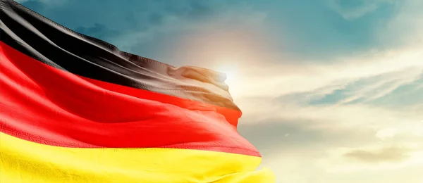 Державний Прапор Німеччини Розмахує Красивими Хмарами — стокове фото