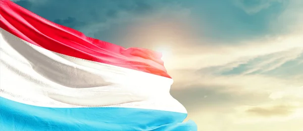 Luxemburg Nationale Vlag Zwaaiend Prachtige Wolken — Stockfoto