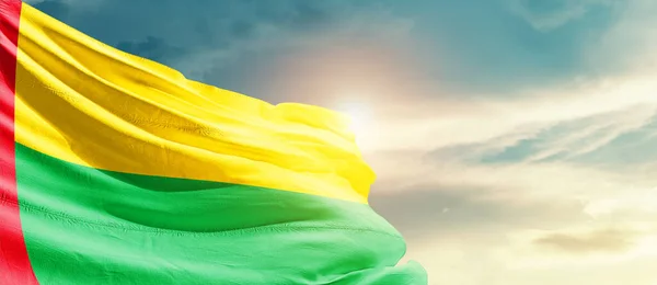 Gwinea Bissau Flaga Narodowa Macha Pięknymi Chmurami — Zdjęcie stockowe